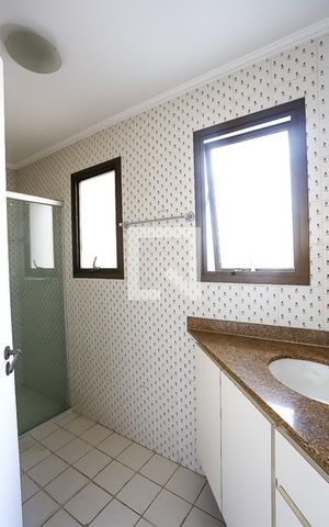 Apartamento à venda com 290m², 5 quartos e 3 vagas Apartamento à venda com 290m², 5 quartos e 3 vagasBanheiro da Suíte 1