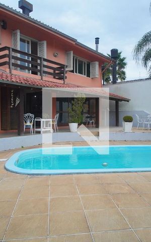 Casa à venda com 273m², 4 quartos e 2 vagas Casa à venda com 273m², 4 quartos e 2 vagasPiscina
