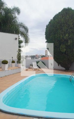 Casa à venda com 273m², 4 quartos e 2 vagas Casa à venda com 273m², 4 quartos e 2 vagasPiscina