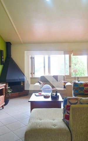 Casa à venda com 273m², 4 quartos e 2 vagas Casa à venda com 273m², 4 quartos e 2 vagasSala