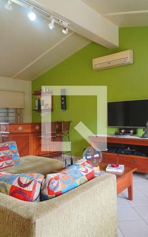 Casa à venda com 273m², 4 quartos e 2 vagas Casa à venda com 273m², 4 quartos e 2 vagasSala