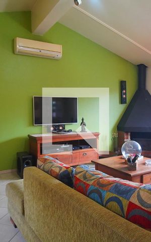 Casa à venda com 273m², 4 quartos e 2 vagas Casa à venda com 273m², 4 quartos e 2 vagasSala