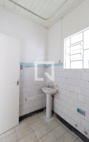 Casa à venda com 110m², 2 quartos e sem vaga Casa à venda com 110m², 2 quartos e sem vagaBanheiro