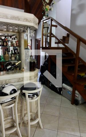 Casa de condomínio à venda com 190m², 3 quartos e 2 vagas Casa de condomínio à venda com 190m², 3 quartos e 2 vagasSala