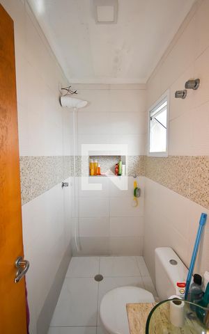 Casa de condomínio à venda com 60m², 2 quartos e 1 vaga Casa de condomínio à venda com 60m², 2 quartos e 1 vagaBanheiro da Suíte 1
