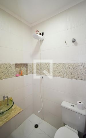 Casa de condomínio à venda com 60m², 2 quartos e 1 vaga Casa de condomínio à venda com 60m², 2 quartos e 1 vagaBanheiro da Suíte 2
