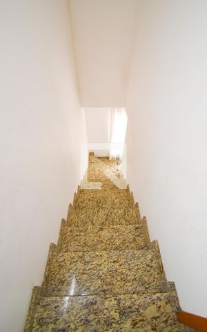 Casa de condomínio à venda com 60m², 2 quartos e 1 vaga Casa de condomínio à venda com 60m², 2 quartos e 1 vagaEscada