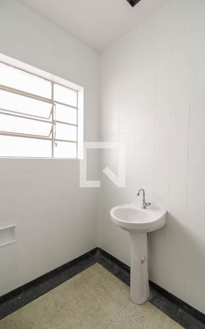 Casa à venda com 170m², 2 quartos e 2 vagas Casa à venda com 170m², 2 quartos e 2 vagasBanheiro