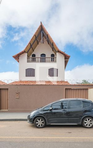 Casa à venda com 280m², 4 quartos e 6 vagas Casa à venda com 280m², 4 quartos e 6 vagasFachada