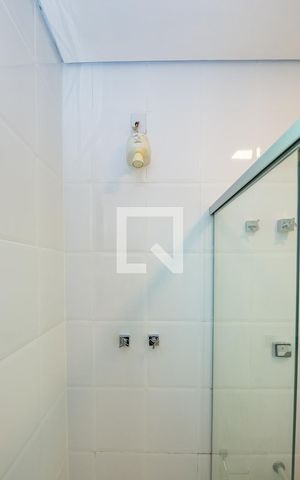Casa à venda com 280m², 4 quartos e 6 vagas Casa à venda com 280m², 4 quartos e 6 vagasBanheiro da Suíte