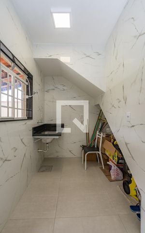 Casa à venda com 280m², 4 quartos e 6 vagas Casa à venda com 280m², 4 quartos e 6 vagasÁrea de Serviço