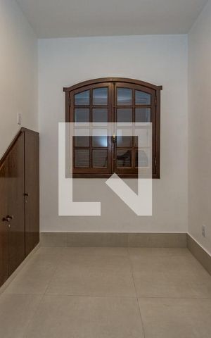 Casa à venda com 280m², 4 quartos e 6 vagas Casa à venda com 280m², 4 quartos e 6 vagasEscritório