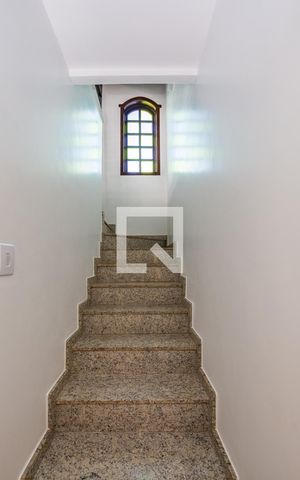 Casa à venda com 280m², 4 quartos e 6 vagas Casa à venda com 280m², 4 quartos e 6 vagasEscada