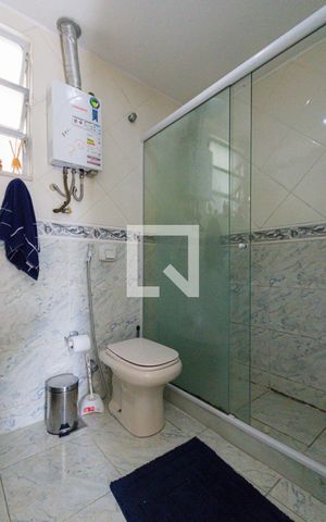Casa de condomínio à venda com 482m², 4 quartos e 3 vagas Casa de condomínio à venda com 482m², 4 quartos e 3 vagasBanheiro da Suíte 2