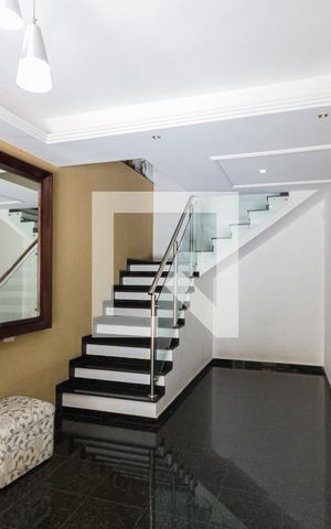 Casa de condomínio à venda com 482m², 4 quartos e 3 vagas Casa de condomínio à venda com 482m², 4 quartos e 3 vagasSala