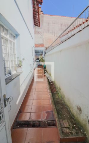 Casa à venda com 150m², 3 quartos e 3 vagas Casa à venda com 150m², 3 quartos e 3 vagasCorredor Lateral