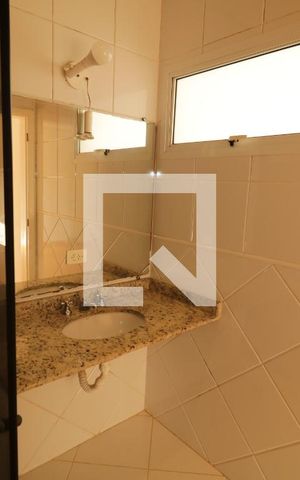 Casa para alugar com 323m², 4 quartos e 4 vagasBanheiro