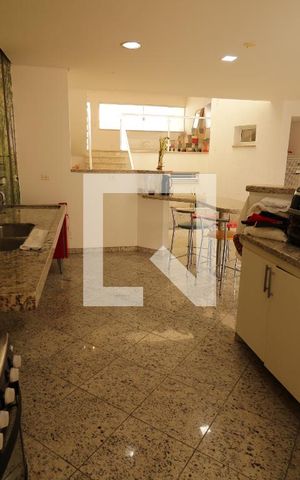 Casa para alugar com 323m², 4 quartos e 4 vagasCozinha