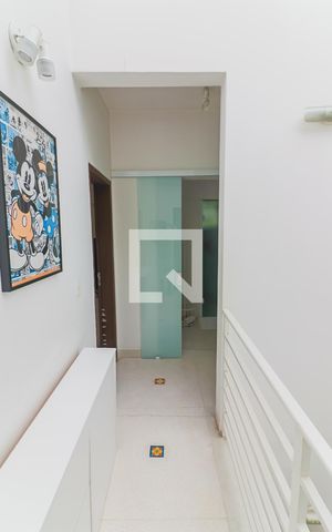 Casa à venda com 400m², 4 quartos e 3 vagas Casa à venda com 400m², 4 quartos e 3 vagasCorredor Quartos