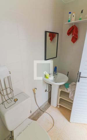 Casa à venda com 400m², 4 quartos e 3 vagas Casa à venda com 400m², 4 quartos e 3 vagasBanheiro Serviço