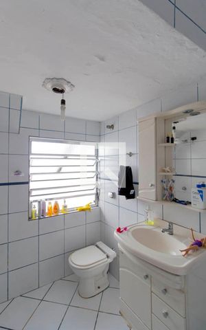 Casa à venda com 186m², 3 quartos e 2 vagas Casa à venda com 186m², 3 quartos e 2 vagasBanheiro
