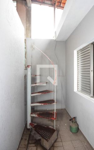 Casa à venda com 130m², 4 quartos e 2 vagas Casa à venda com 130m², 4 quartos e 2 vagasEscada