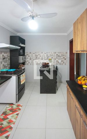 Casa à venda com 130m², 4 quartos e 2 vagas Casa à venda com 130m², 4 quartos e 2 vagasCozinha