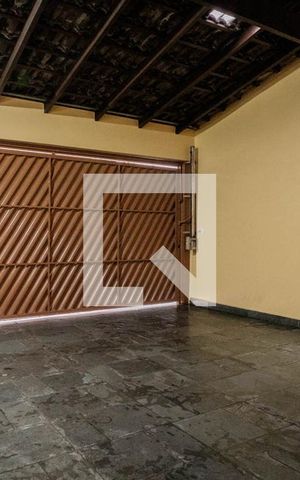 Casa à venda com 192m², 6 quartos e 2 vagas Casa à venda com 192m², 6 quartos e 2 vagasGaragem