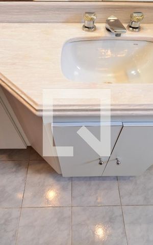 Apartamento à venda com 214m², 4 quartos e 4 vagasBanheiro da Suíte 1