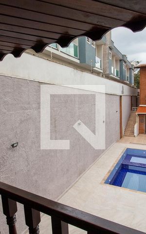 Casa à venda com 250m², 3 quartos e 4 vagas Casa à venda com 250m², 3 quartos e 4 vagasPiscina