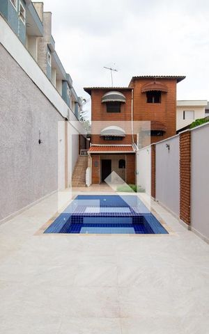 Casa à venda com 250m², 3 quartos e 4 vagas Casa à venda com 250m², 3 quartos e 4 vagasPiscina