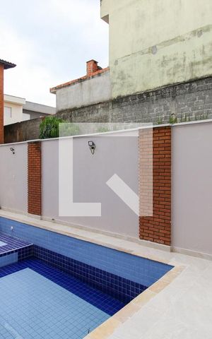 Casa à venda com 250m², 3 quartos e 4 vagas Casa à venda com 250m², 3 quartos e 4 vagasPiscina