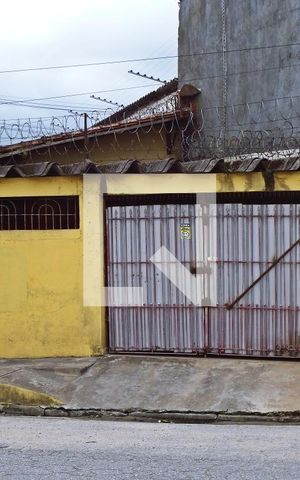 Casa para alugar com 130m², 2 quartos e 2 vagasFachada/Fundos