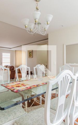 Casa para alugar com 240m², 3 quartos e 2 vagas Casa para alugar com 240m², 3 quartos e 2 vagasSala