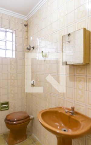 Casa para alugar com 100m², 2 quartos e 2 vagas Casa para alugar com 100m², 2 quartos e 2 vagasBanheiro social