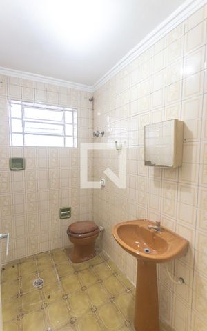 Casa para alugar com 100m², 2 quartos e 2 vagas Casa para alugar com 100m², 2 quartos e 2 vagasBanheiro social