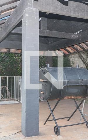 Casa à venda com 350m², 4 quartos e 6 vagas Casa à venda com 350m², 4 quartos e 6 vagasÁrea Externa