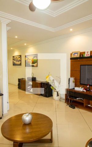 Casa à venda com 200m², 3 quartos e sem vaga Casa à venda com 200m², 3 quartos e sem vagaSala