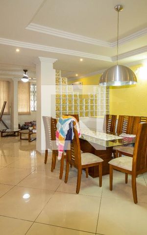 Casa à venda com 200m², 3 quartos e sem vaga Casa à venda com 200m², 3 quartos e sem vagaSala