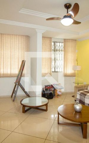 Casa à venda com 200m², 3 quartos e sem vaga Casa à venda com 200m², 3 quartos e sem vagaSala
