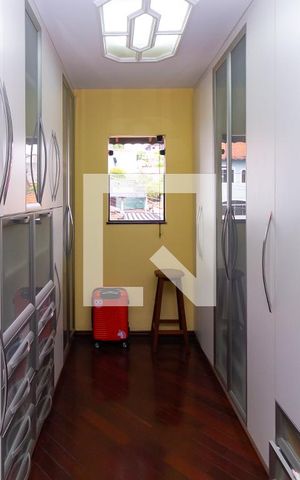 Casa à venda com 300m², 4 quartos e 7 vagas Casa à venda com 300m², 4 quartos e 7 vagasQuarto 3 - Suíte 1 Closet