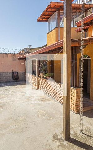 Casa à venda com 360m², 4 quartos e 4 vagas Casa à venda com 360m², 4 quartos e 4 vagasVaranda / quintal / garagem