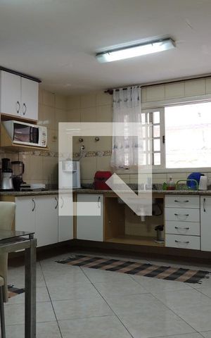 Casa de condomínio para alugar com 407m², 3 quartos e 2 vagasCozinha - Armários