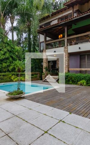 Casa à venda com 433m², 5 quartos e 8 vagas Casa à venda com 433m², 5 quartos e 8 vagasPiscina