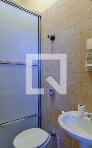 Casa à venda com 433m², 5 quartos e 8 vagas Casa à venda com 433m², 5 quartos e 8 vagasBanheiro de Serviço