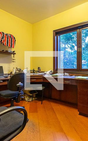 Casa para alugar com 420m², 4 quartos e 4 vagas Casa para alugar com 420m², 4 quartos e 4 vagasSala íntima - Escritório
