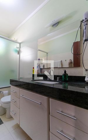 Casa à venda com 258m², 4 quartos e 3 vagas Casa à venda com 258m², 4 quartos e 3 vagasBanheiro da Suíte 02