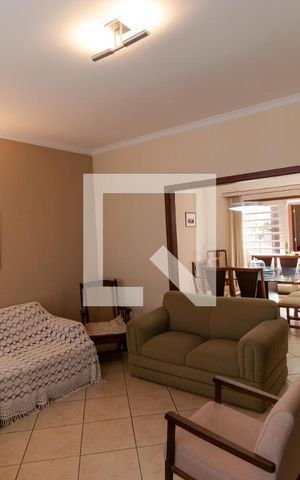 Casa à venda com 258m², 4 quartos e 3 vagas Casa à venda com 258m², 4 quartos e 3 vagasSala de Estar