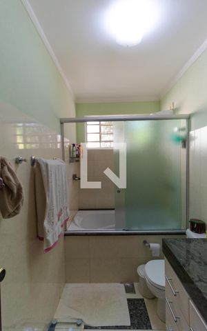 Casa à venda com 258m², 4 quartos e 3 vagas Casa à venda com 258m², 4 quartos e 3 vagasBanheiro da Suíte 02