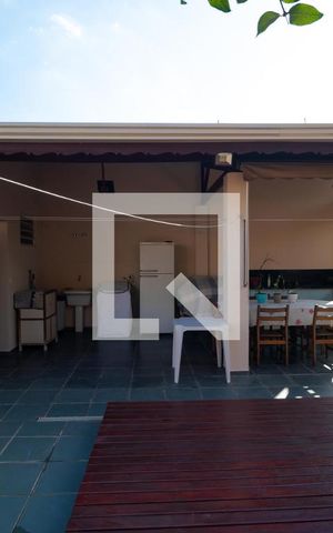 Casa à venda com 258m², 4 quartos e 3 vagas Casa à venda com 258m², 4 quartos e 3 vagasQuintal